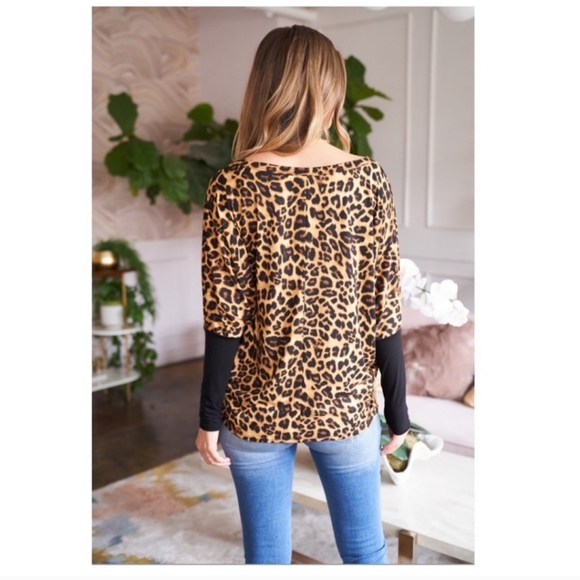 ♥️New boutique boat neck animal print top - Picture 5 of 9